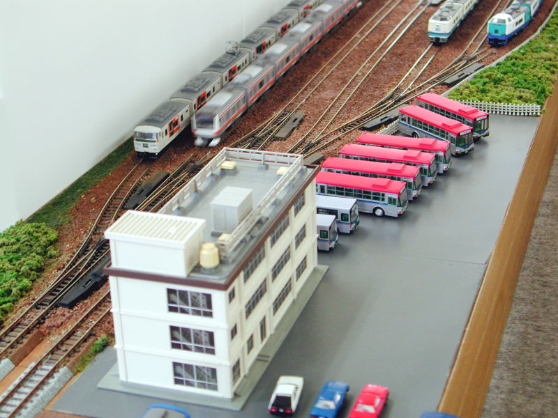 事務所とバス 事務所とバス