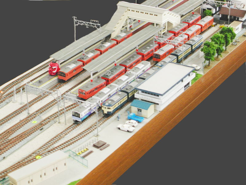 上空からJR高尾駅ホームを望む 上空からJR高尾駅ホームを望む