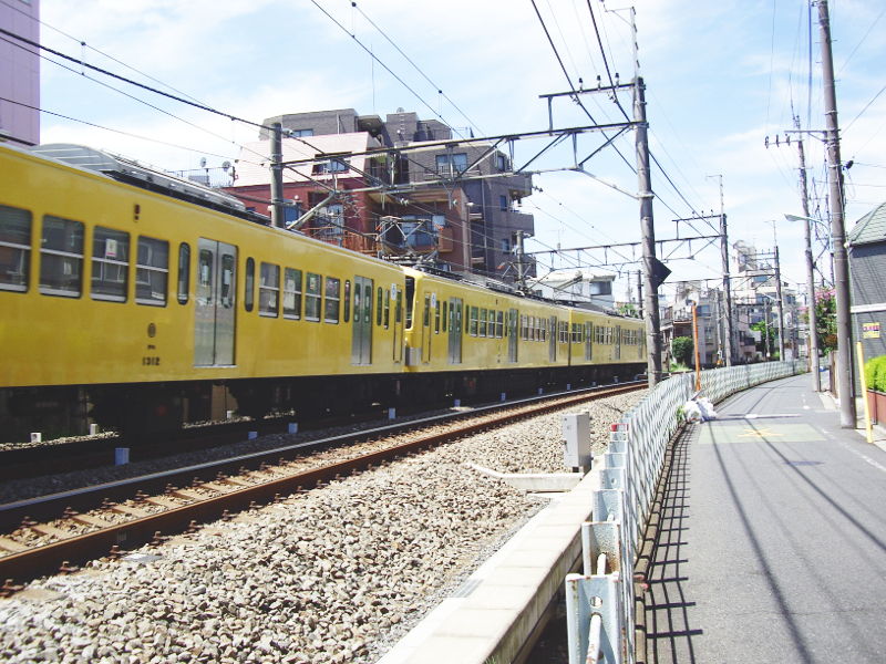 実物の西武新宿線・野方駅付近 実物の西武新宿線・野方駅付近