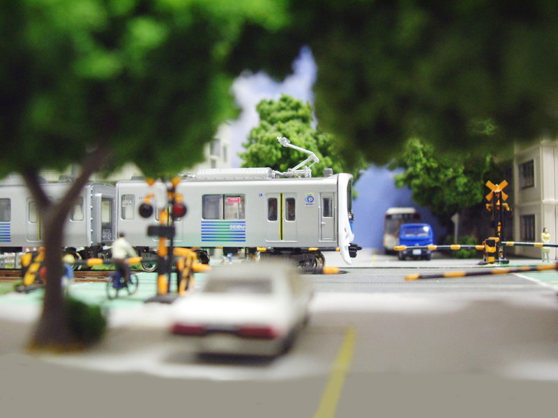 中野通りから踏切を眺める 中野通りから踏切を眺める