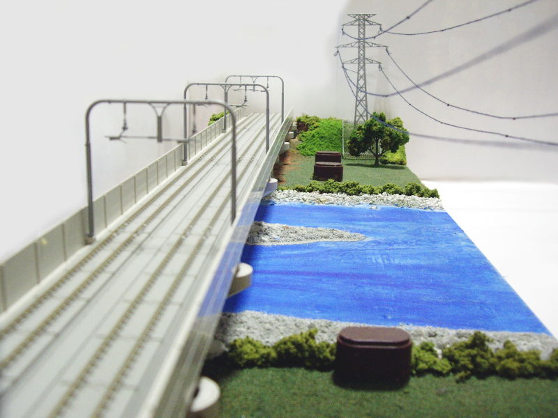 廃線跡の橋脚と高圧電線 廃線跡の橋脚と高圧電線