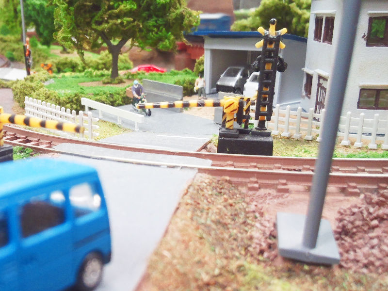 踏切と農家 踏切と農家