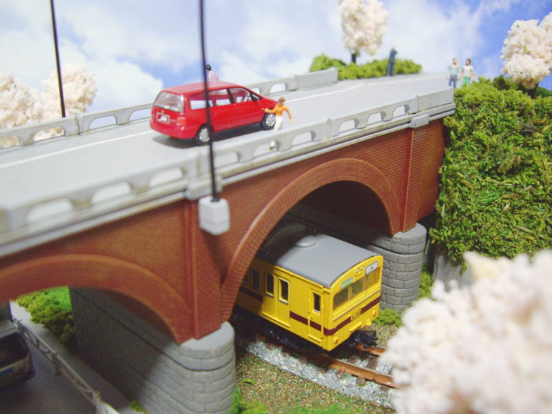 レンガ橋の上にも花見客が… レンガ橋の上にも花見客が…