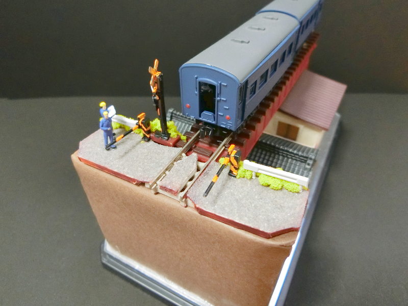 踏切には保線区員が 踏切には保線区員が