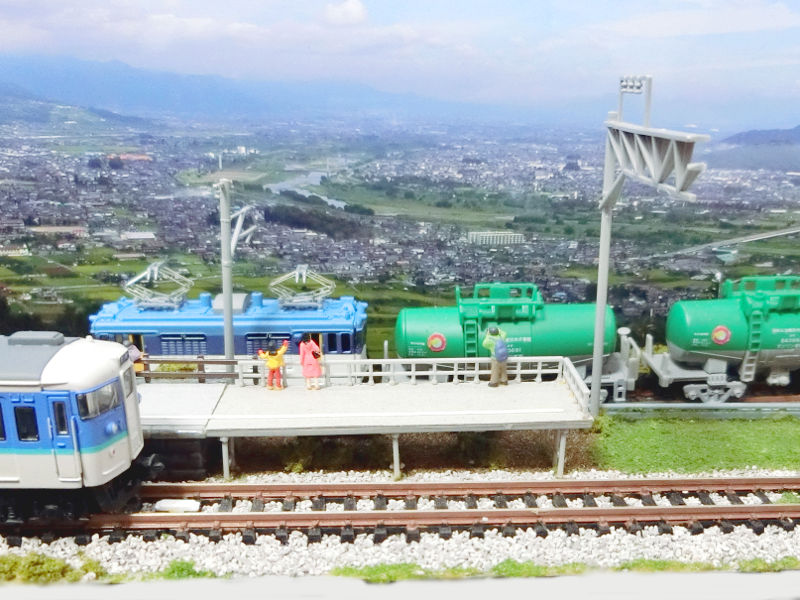 貨物列車との交換待ち 貨物列車との交換待ち