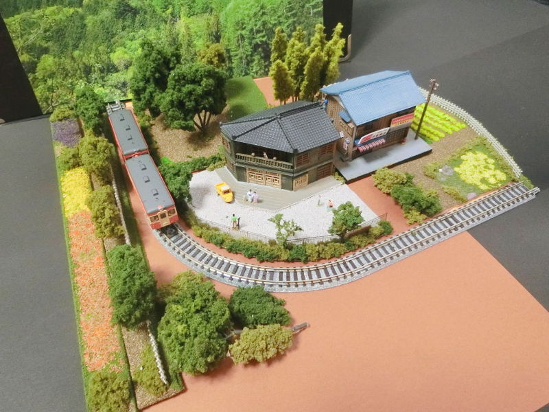 線路脇にジオラマを置いて撮影 線路脇にジオラマを置いて撮影