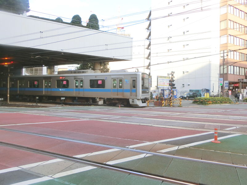 実物の「小田急・新宿サザンテラス踏切」 実物の「小田急・新宿サザンテラス踏切」