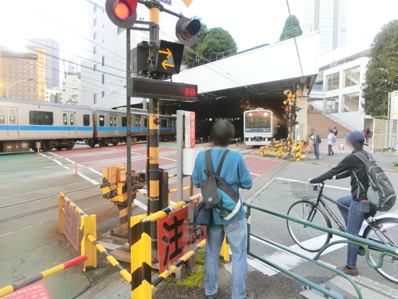 実物の「小田急・新宿サザンテラス踏切」 実物の「小田急・新宿サザンテラス踏切」