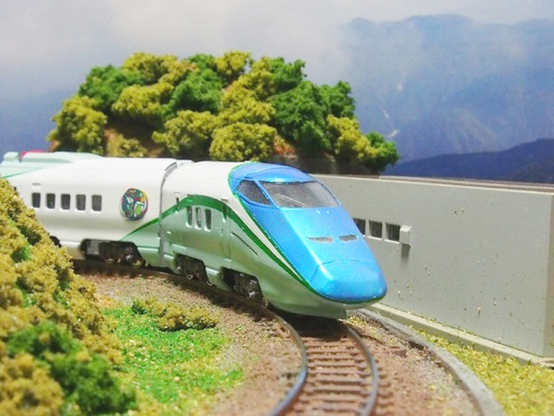 温泉地を走るJR東日本E3系「とれいゆ つばさ」 温泉地を走るJR東日本E3系「とれいゆ つばさ」