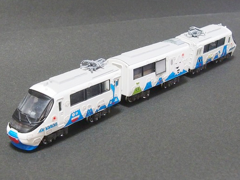 「富士急行8000系フジサン特急」編成全体像 「富士急行8000系フジサン特急」編成全体像