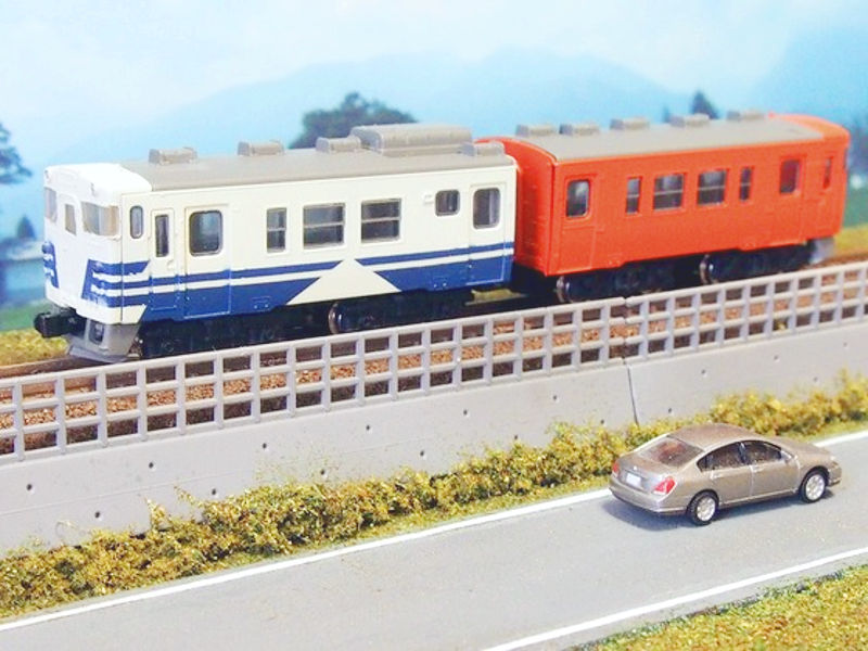 「JR東日本キハ48形五能線色」編成全体像 「JR東日本キハ48形五能線色」編成全体像