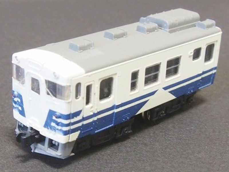 「JR東日本キハ48形五能線色」車両全体像 「JR東日本キハ48形五能線色」車両全体像