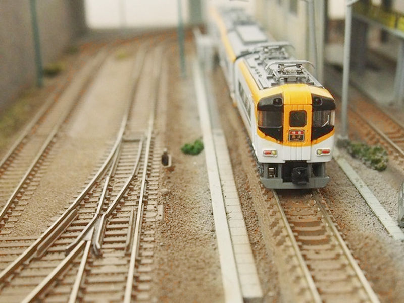 塗り替え後の本線試運転を待つ近畿日本鉄道12400系 塗り替え後の本線試運転を待つ近畿日本鉄道12400系