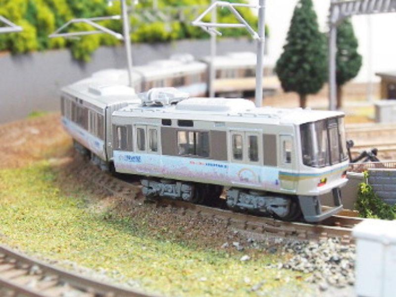 「JR西日本223系2000番台京都鉄道博物館ラッピング」編成全体像 「JR西日本223系2000番台京都鉄道博物館ラッピング」編成全体像