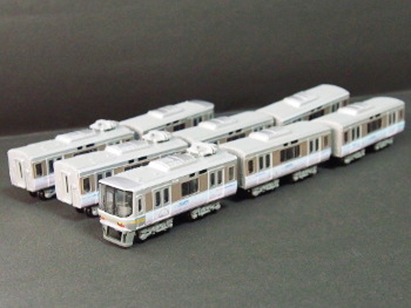 「JR西日本223系2000番台京都鉄道博物館ラッピング」編成全体像 「JR西日本223系2000番台京都鉄道博物館ラッピング」編成全体像