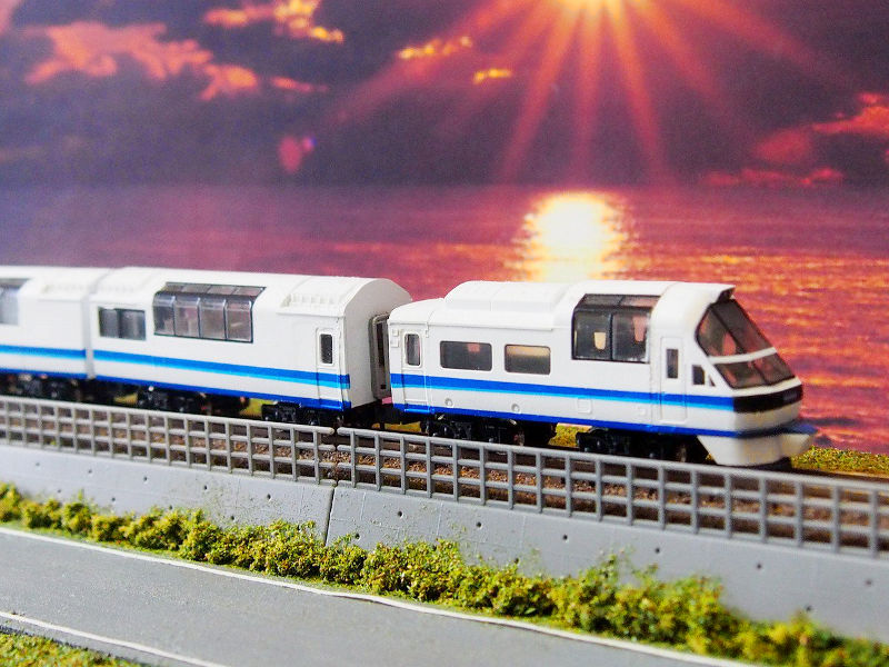 夕日を浴びて走るANAビッグスニーカー 夕日を浴びて走るANAビッグスニーカー