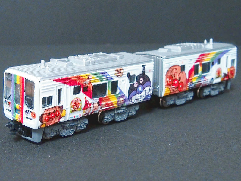 「JR四国2000系「宇和海」アンパンマン」編成全体像 「JR四国2000系「宇和海」アンパンマン」編成全体像