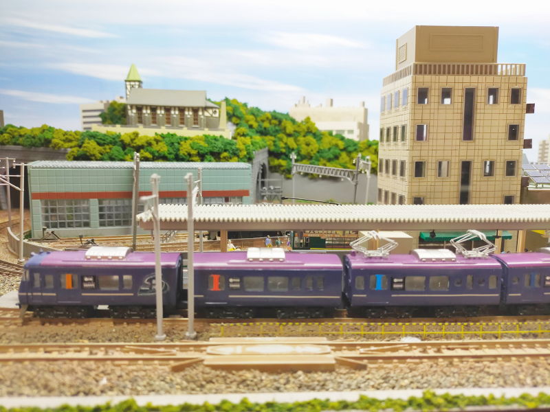 「JR西日本117系WEST EXPRESS 銀河」編成全体像(左半分) 「JR西日本117系WEST EXPRESS 銀河」編成全体像(左半分)