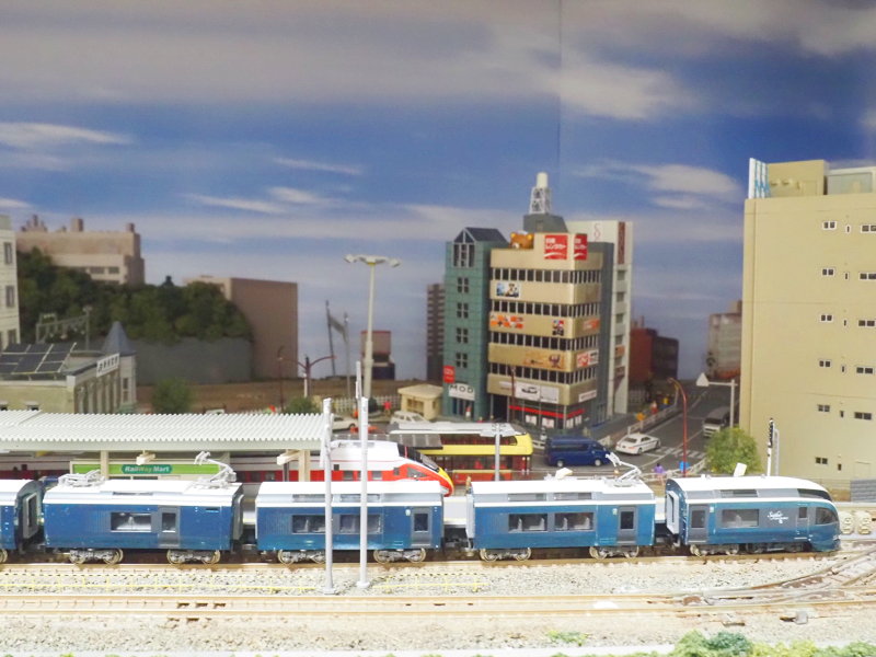 「JR東日本E261系サフィール踊り子」編成全体像 「JR東日本E261系サフィール踊り子」編成全体像