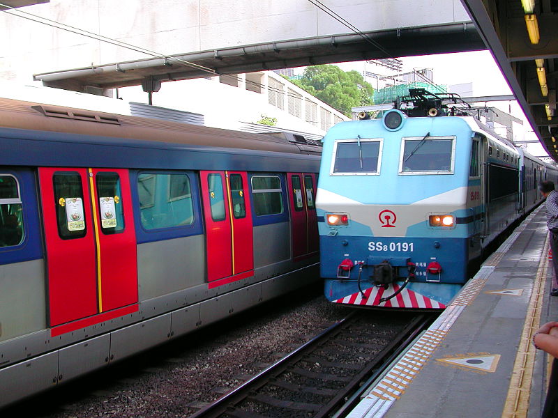 香港内の駅を通過する中国大陸直通列車 香港内の駅を通過する中国大陸直通列車