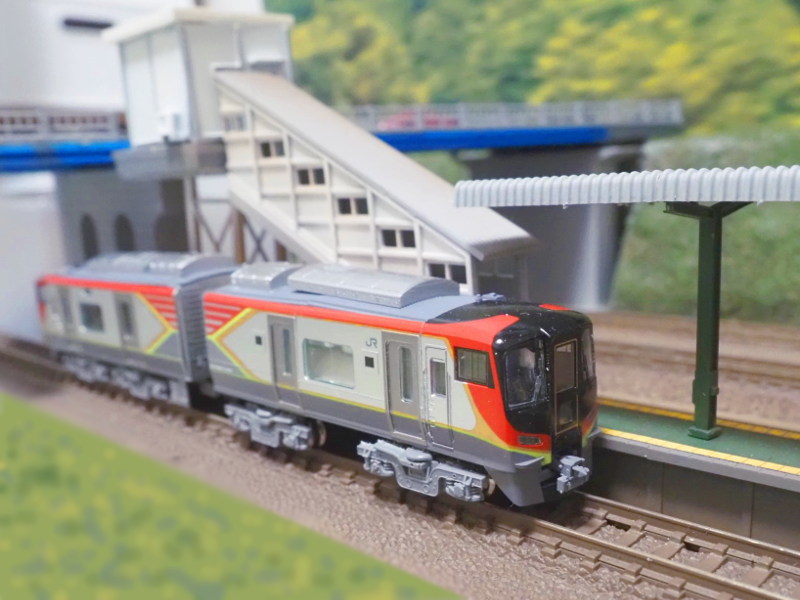 「JR四国2700系」編成全体像 「JR四国2700系」編成全体像