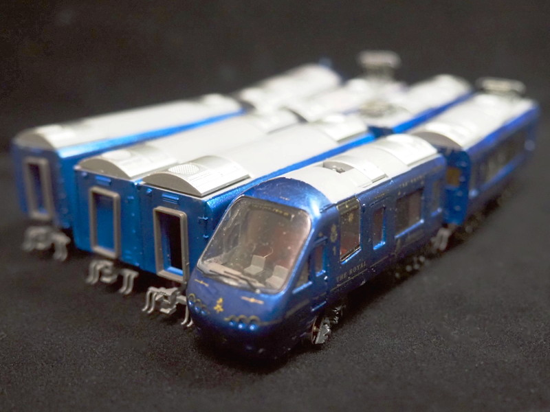 「伊豆急行2100系ザ・ロイヤルエクスプレス」編成全体像 「伊豆急行2100系ザ・ロイヤルエクスプレス」編成全体像