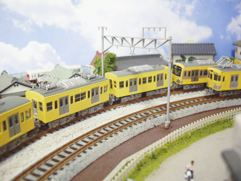 西武新宿線「野方」駅付近を通過する701系 西武新宿線「野方」駅付近を通過する701系