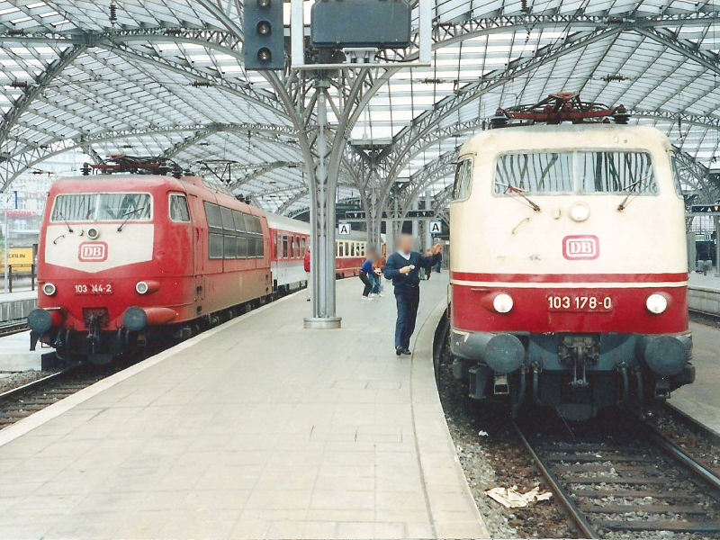 「DB 103(実車)」赤いよだれ掛けと卵 「DB 103(実車)」赤いよだれ掛けと卵