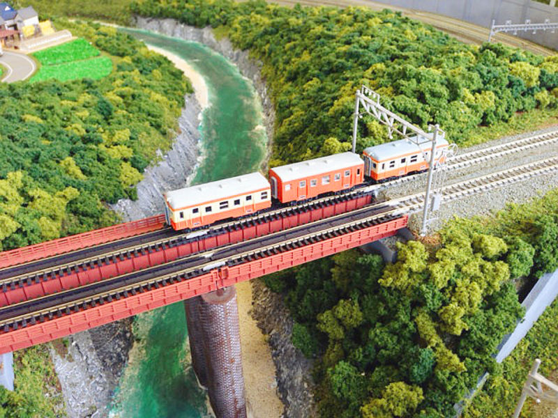 深い渓谷を渡る国鉄キハ25形 深い渓谷を渡る国鉄キハ25形