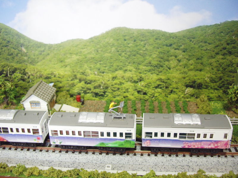 JR青梅線を行く201系四季彩 JR青梅線を行く201系四季彩