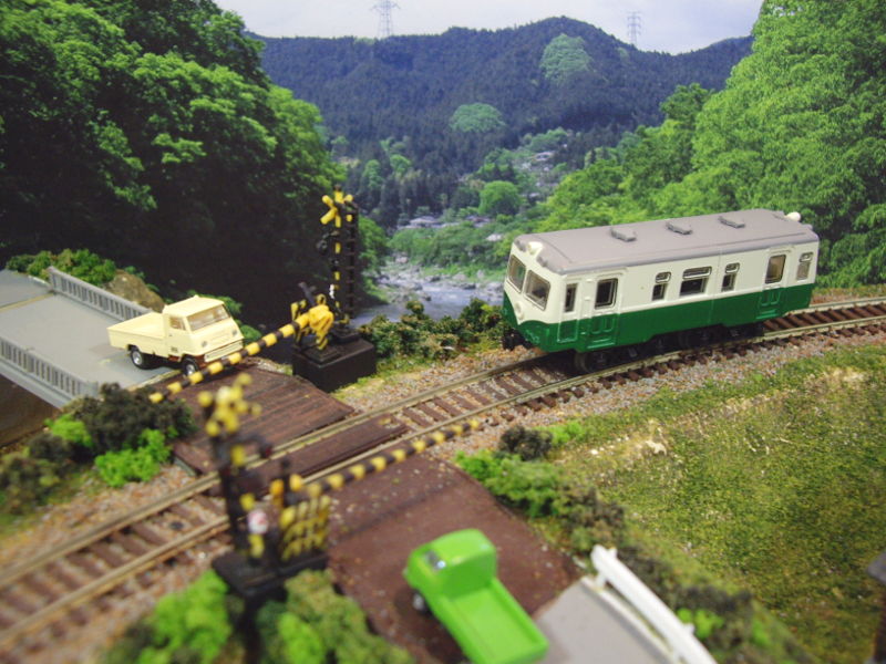 緑の中を進む留萌鉄道キハ1000形 緑の中を進む留萌鉄道キハ1000形