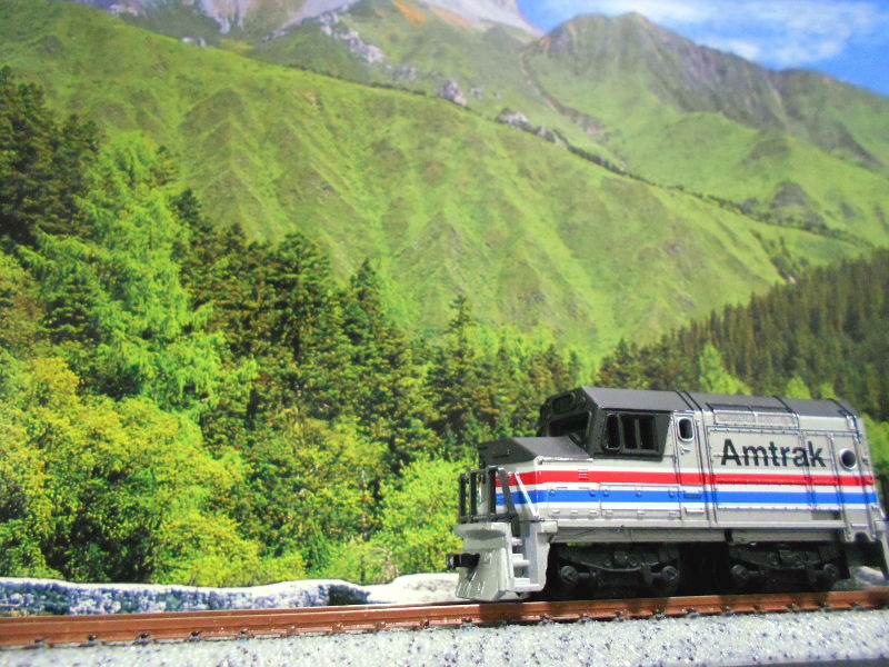 山間部を行くAmtrak FP80 山間部を行くAmtrak FP80