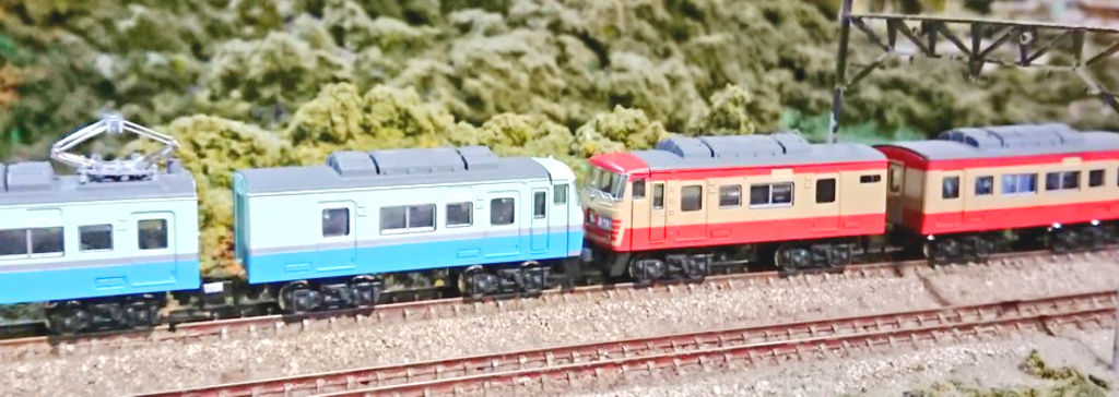 「伊豆急行185系と伊豆箱根鉄道185系(ウソ電)」編成全体像 「伊豆急行185系と伊豆箱根鉄道185系(ウソ電)」編成全体像