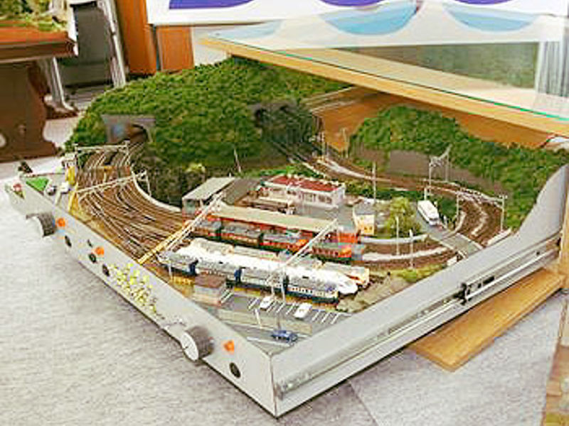 「Nakanaka」隊員作の「練馬鉄道 食卓本線」レイアウト、堂々完成★ 「Nakanaka」隊員作の「練馬鉄道 食卓本線」レイアウト、堂々完成★