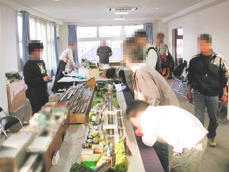 ジオラマをじっくり覗き込むお客さんが多し ジオラマをじっくり覗き込むお客さんが多し