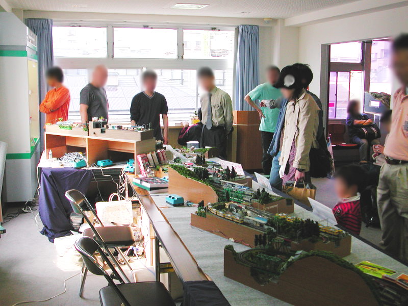 お客さんも真剣に見学 お客さんも真剣に見学