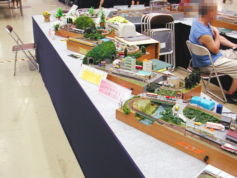 右側はミニレイアウトの展示コーナー 右側はミニレイアウトの展示コーナー