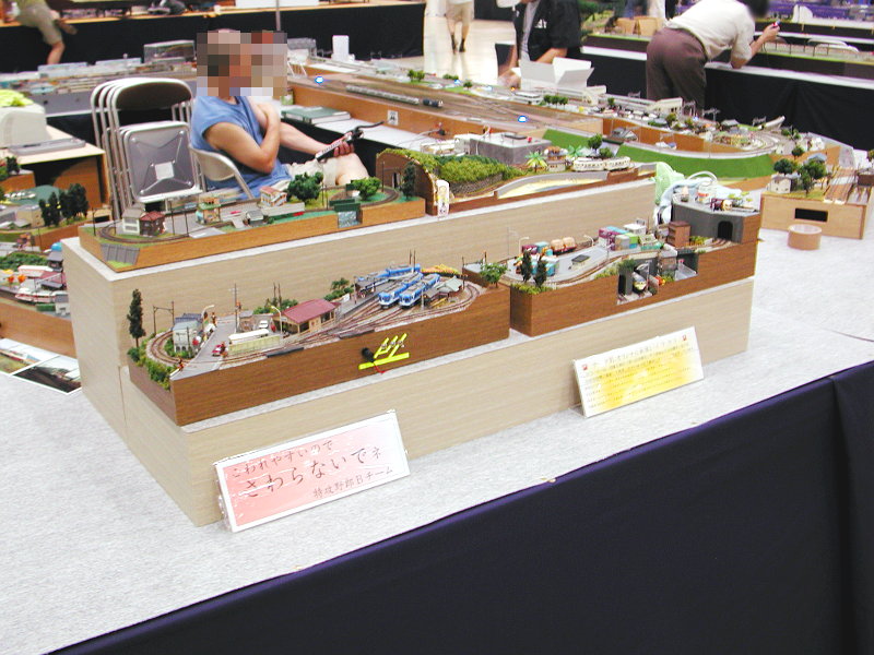 ミニレイアウトを2段構えで展示 ミニレイアウトを2段構えで展示