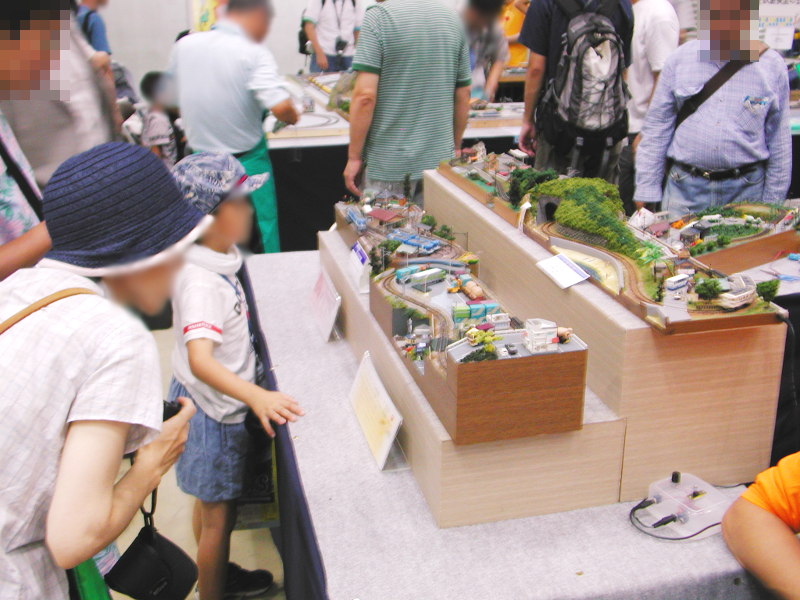 1人でじっと見入る少年 1人でじっと見入る少年