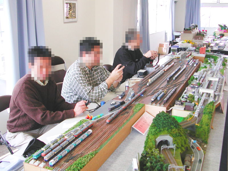 DCCで操作する隊員たち DCCで操作する隊員たち