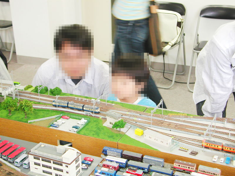 パパと一緒に仲良く見学 パパと一緒に仲良く見学