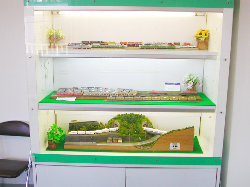 会場左側は車両の展示コーナー 会場左側は車両の展示コーナー