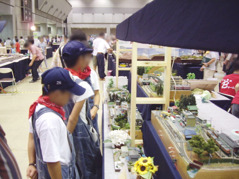 JCPの少年達も見入っています JCPの少年達も見入っています