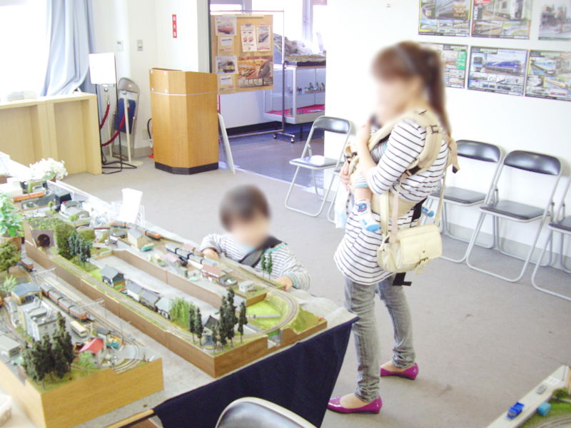 ママの言うことよりも、電車が大事 ママの言うことよりも、電車が大事