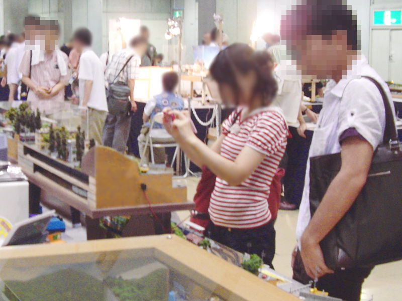 展示物を撮影する女性 展示物を撮影する女性