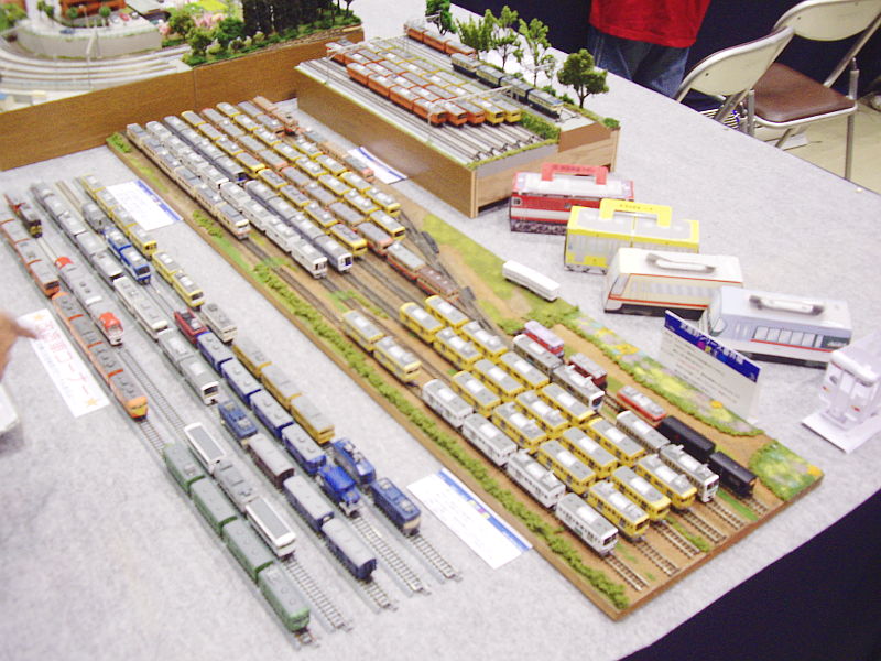 入口側の狭い端面は改造車両の展示コーナー 入口側の狭い端面は改造車両の展示コーナー