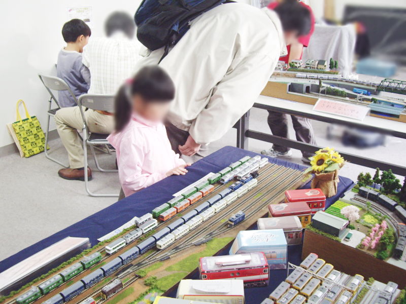 じっと見つめる女の子 じっと見つめる女の子