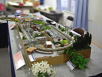 奥は集合式レイアウトや改造車両の展示コーナー 奥は集合式レイアウトや改造車両の展示コーナー