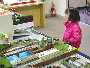 モニターをじっと見つめる女の子… モニターをじっと見つめる女の子…