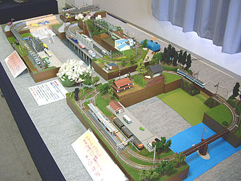 真ん中は集合式単線ミニレイアウトの展示コーナー 真ん中は集合式単線ミニレイアウトの展示コーナー